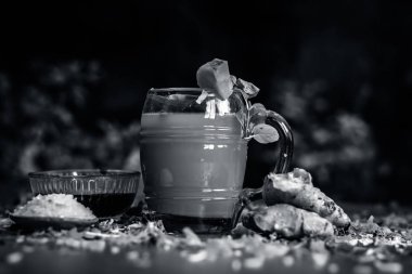 Diyet ve kilo kaybı için havuç suyu nane ve havuç taşlarla süsleme için görünümünü kapat