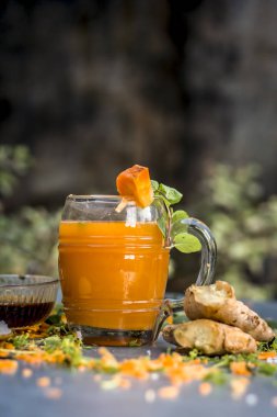 Diyet ve kilo kaybı için havuç suyu nane ve havuç taşlarla süsleme için görünümünü kapat