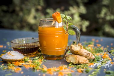 Diyet ve kilo kaybı için havuç suyu nane ve havuç taşlarla süsleme için görünümünü kapat