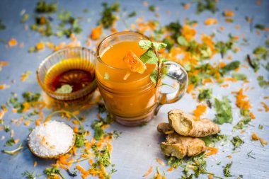 Diyet ve kilo kaybı için havuç suyu nane ve havuç taşlarla süsleme için görünümünü kapat