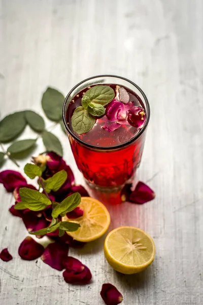 Zblízka Růžovou Vodu Citronem Růže Okvětní Lístky — Stock fotografie