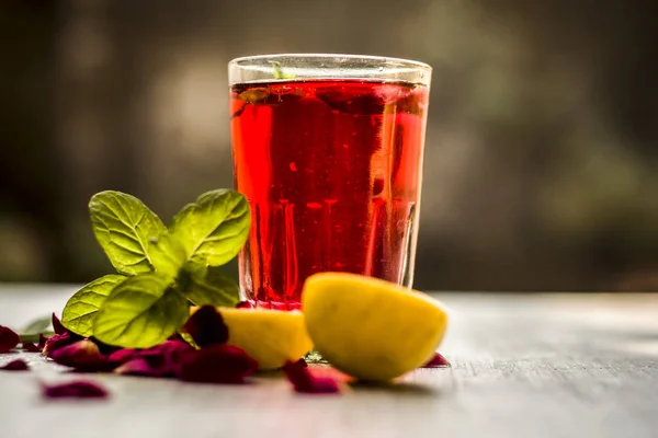 Bebida Indiana Popular Com Limão Fatiado Pétalas Rosa Folhas Hortelã — Fotografia de Stock