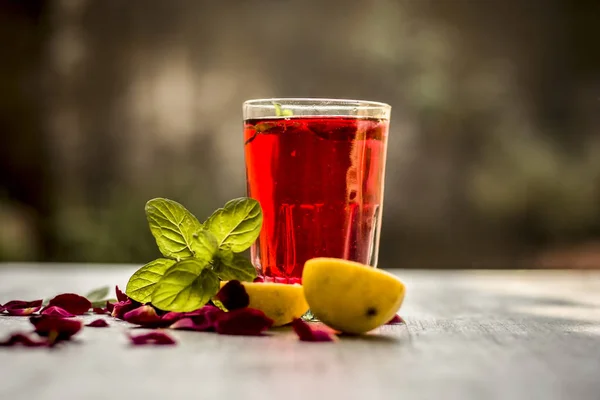 Bebida Indiana Popular Com Limão Fatiado Pétalas Rosa Folhas Hortelã — Fotografia de Stock