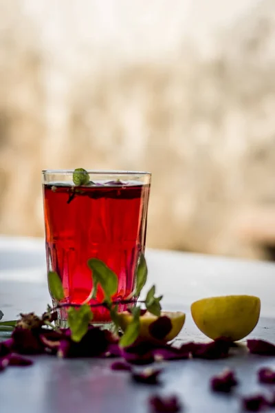 Primer Plano Agua Rosas Con Limón Pétalos Rosa —  Fotos de Stock