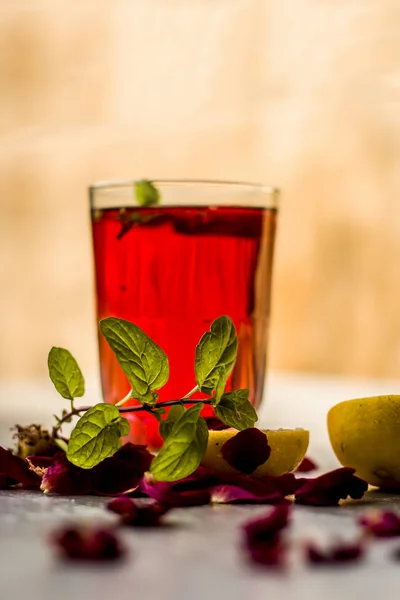 Populaire Indiase Drank Met Schijfjes Citroen Rozenblaadjes Munt Bladeren Houten — Stockfoto