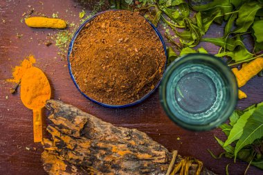 Hint Lila ve ham zerdeçal bitkisel içkiyle bardak