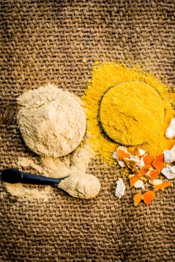 Kurutulmuş portakal kabuğu ve toz mulapni mitti kapat