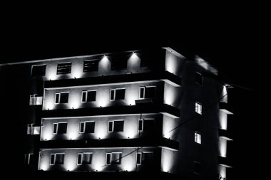 Işıklar içinde belgili tanımlık karanlık. Işıkları ile parlayan bir bina. Siyah ve beyaz