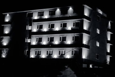 Işıklar içinde belgili tanımlık karanlık. Işıkları ile parlayan bir bina. Siyah ve beyaz