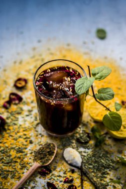 Karışık meyve suyu limon ve nane yaprakları ile