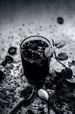 Karışık meyve suyu limon ve nane yaprakları ile yakın çekim