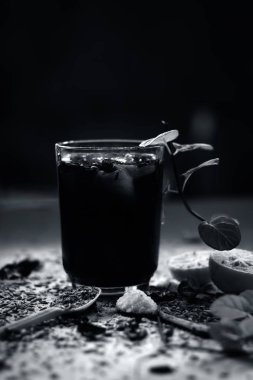 Karışık meyve suyu malzemelerle gibi limon, nane bir şeffaf cam ahşap yüzeyde bırakır.