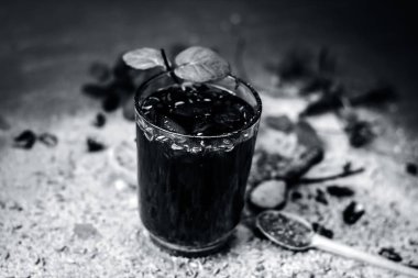 Karışık meyve suyu malzemelerle gibi limon, nane bir şeffaf cam ahşap yüzeyde bırakır.