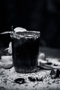 Karışık meyve suyu limon ve nane yaprakları ile yakın çekim