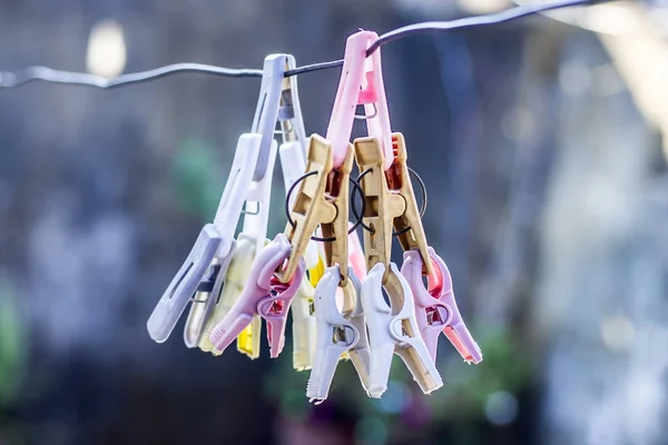 Çamaşır Satırındaki Plastik Clothespins Yakın Çekim — Stok fotoğraf