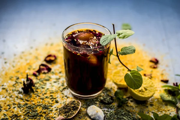 食材のミックス フルーツ ジュース レモンのような木製の表面に透明なガラスにミントの葉 — ストック写真