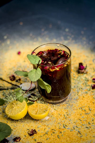Gemengde Vruchtensap Met Ingrediënten Zoals Citroen Muntblaadjes Een Doorzichtig Glas — Stockfoto
