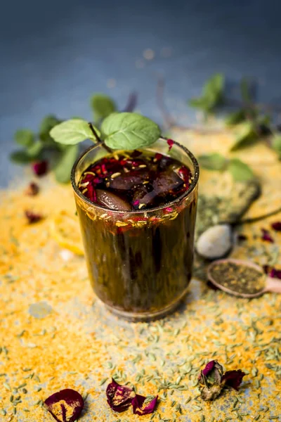 Jugo Fruta Mezclado Con Ingredientes Como Limón Hojas Menta Vaso — Foto de Stock