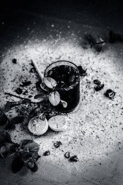 Karışık meyve suyu malzemelerle gibi limon, nane bir şeffaf cam ahşap yüzeyde bırakır.