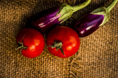 Baharatlı Hint öğle yemeği için sebze görünümü kapatın. Patlıcan ve domates topçu arka plan üzerinde