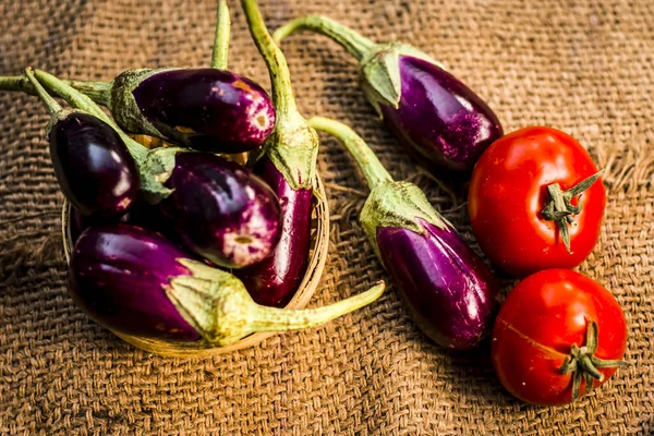 Vista Perto Legumes Para Almoço Indiano Picante Berinjelas Tomates Fundo — Fotografia de Stock