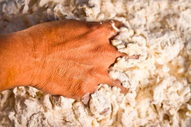 Bir insan eli tan öpücük roti maida un ya da kek un ile hamur yapma görünümünü kapat