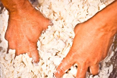 Tan öpücük roti maida un ya da kek un ile hamur yapmak bir el görünümünü kapat