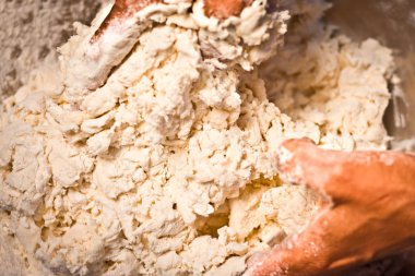 Tan öpücük roti maida un ya da kek un ile hamur yapmak bir el görünümünü kapat