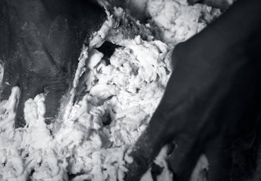 Tan öpücük roti maida un ya da kek un ile hamur yapmak bir el görünümünü kapat