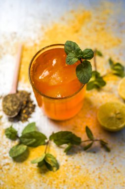 kara biber tozu, nane yaprakları ve bir tutam tuz ahşap yüzey üzerinde turuncu sharbat