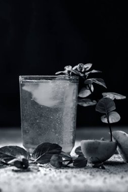 kara biber tozu, nane yaprakları ve bir tutam tuz ahşap yüzey üzerinde turuncu sharbat