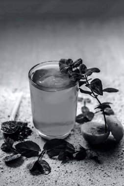 kara biber tozu, nane yaprakları ve bir tutam tuz ahşap yüzey üzerinde turuncu sharbat