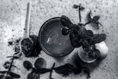 kara biber tozu, nane yaprakları ve bir tutam tuz ahşap yüzey üzerinde turuncu sharbat