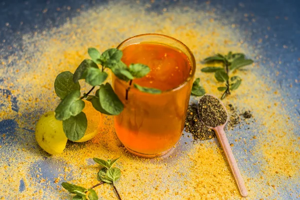 Oranje Sharbat Met Zwarte Peper Poeder Muntblaadjes Een Snufje Zout — Stockfoto