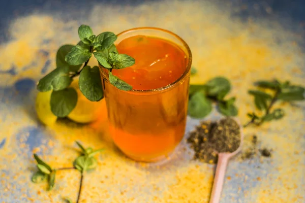 Oranje Sharbat Met Zwarte Peper Poeder Muntblaadjes Een Snufje Zout — Stockfoto