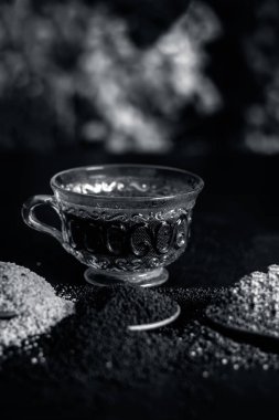 hardal tohumu hardal tohumu çay ve hardal tohumu ahşap yüzeyde ezilmiş