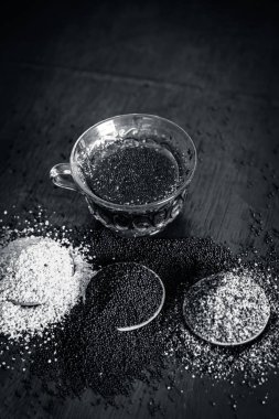 hardal tohumu hardal tohumu çay ve hardal tohumu ahşap yüzeyde ezilmiş