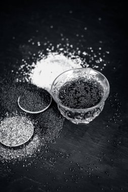 hardal tohumu hardal tohumu çay ve hardal tohumu ahşap yüzeyde ezilmiş