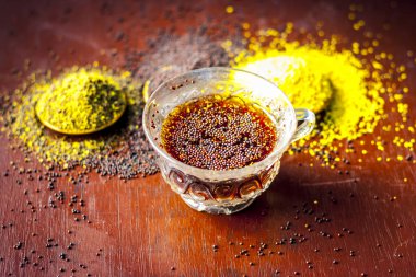 hardal tohumu hardal tohumu çay ve hardal tohumu ahşap yüzeyde ezilmiş