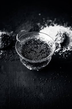 hardal tohumu hardal tohumu çay ve hardal tohumu ahşap yüzeyde ezilmiş