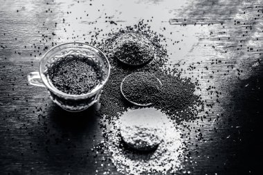 hardal tohumu hardal tohumu çay ve hardal tohumu ahşap yüzeyde ezilmiş