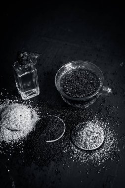 hardal tohumu, petrol ve ahşap yüzeyde ezilmiş hardal tohumu