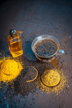 hardal tohumu, petrol ve ahşap yüzeyde ezilmiş hardal tohumu