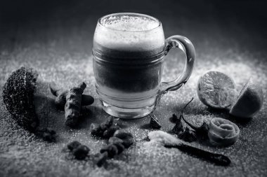 Bitter kabak suyu ile ahşap bir yüzeyi olan maddeler