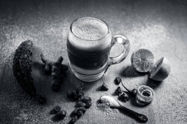 Bitter kabak suyu ile ahşap bir yüzeyi olan maddeler