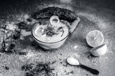 Acı kavun tohumları bir Gümüş ahşap yüzey üzerinde de dahil olmak üzere malzemelerle yapılan güler yüzlü. Bitter kabak güler yüzlü bir tren önemli besin içerir 