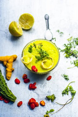 Acı kavun tohumları bir Gümüş ahşap yüzey üzerinde de dahil olmak üzere malzemelerle yapılan güler yüzlü. Bitter kabak güler yüzlü bir tren önemli besin içerir 