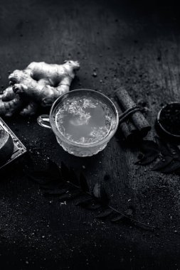 Ahşap bir yüzey üzerinde tüm malzemelerle limon zencefil çayı