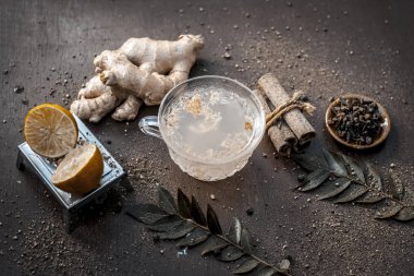 Ahşap bir yüzey üzerinde tüm malzemelerle limon zencefil çayı