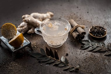 Limon zencefil çayı ile baharat ahşap masa üzerinde